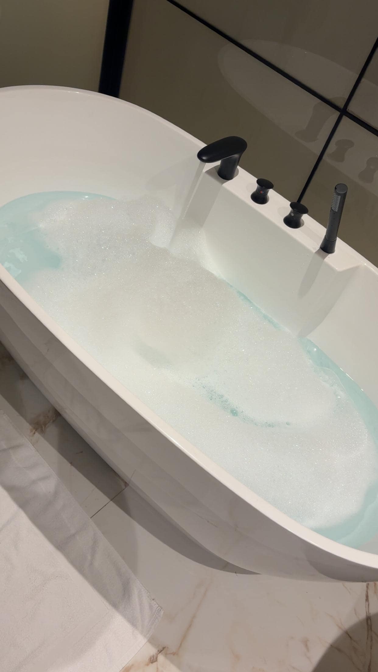 The tub that was in my room.. 1000/10 