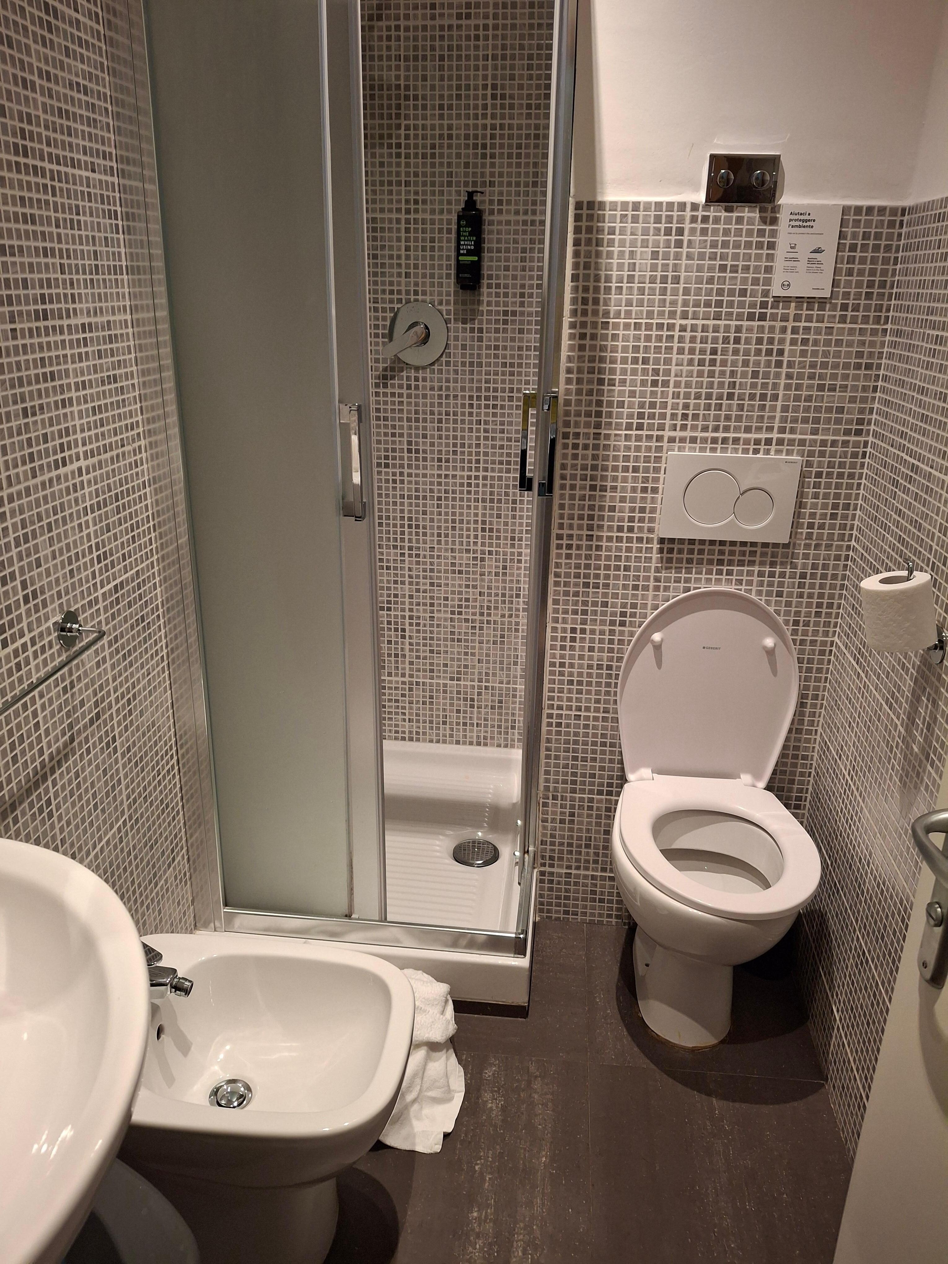 Salle de bain WC minuscule