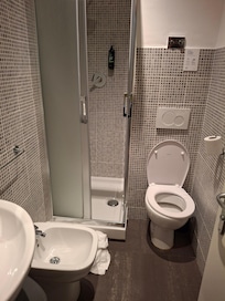 Salle de bain WC minuscule