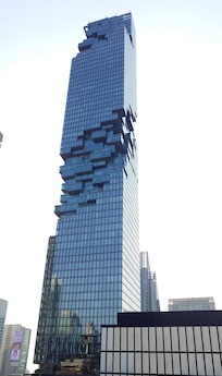 在飯店8樓泳池可以看到對面的王權瑪哈納功大廈