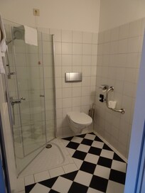 Bad nur mit Dusch (leider undicht) WC u. Minibecken