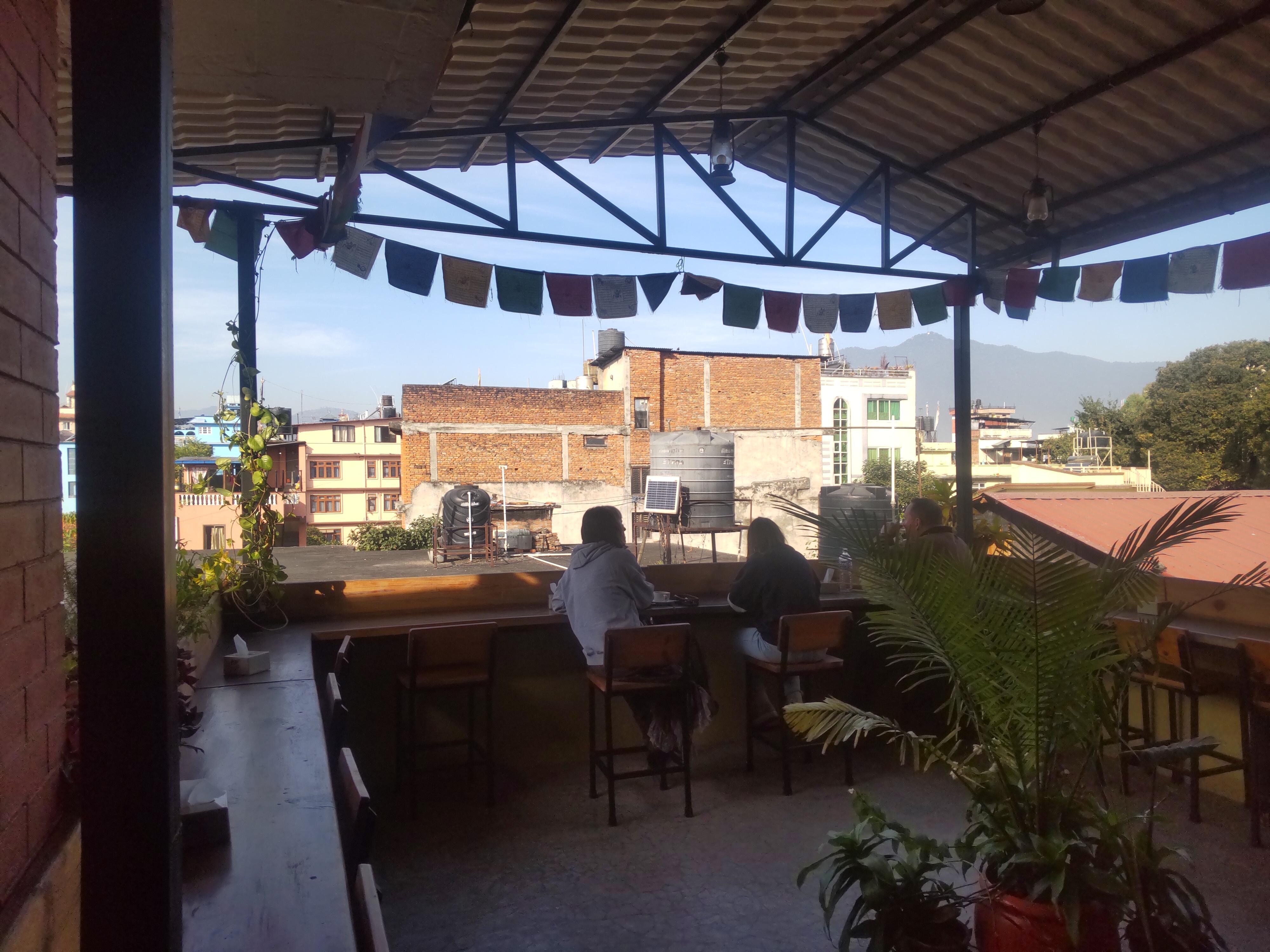 吹きっさらしのみすぼらし食事場