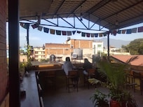 吹きっさらしのみすぼらし食事場