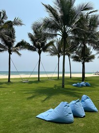 Am Strand liegen überall auf dem Gras. Solche Säcke, jedoch keine Liegestühle.. die gibt es nur beim Nachbar Hotel