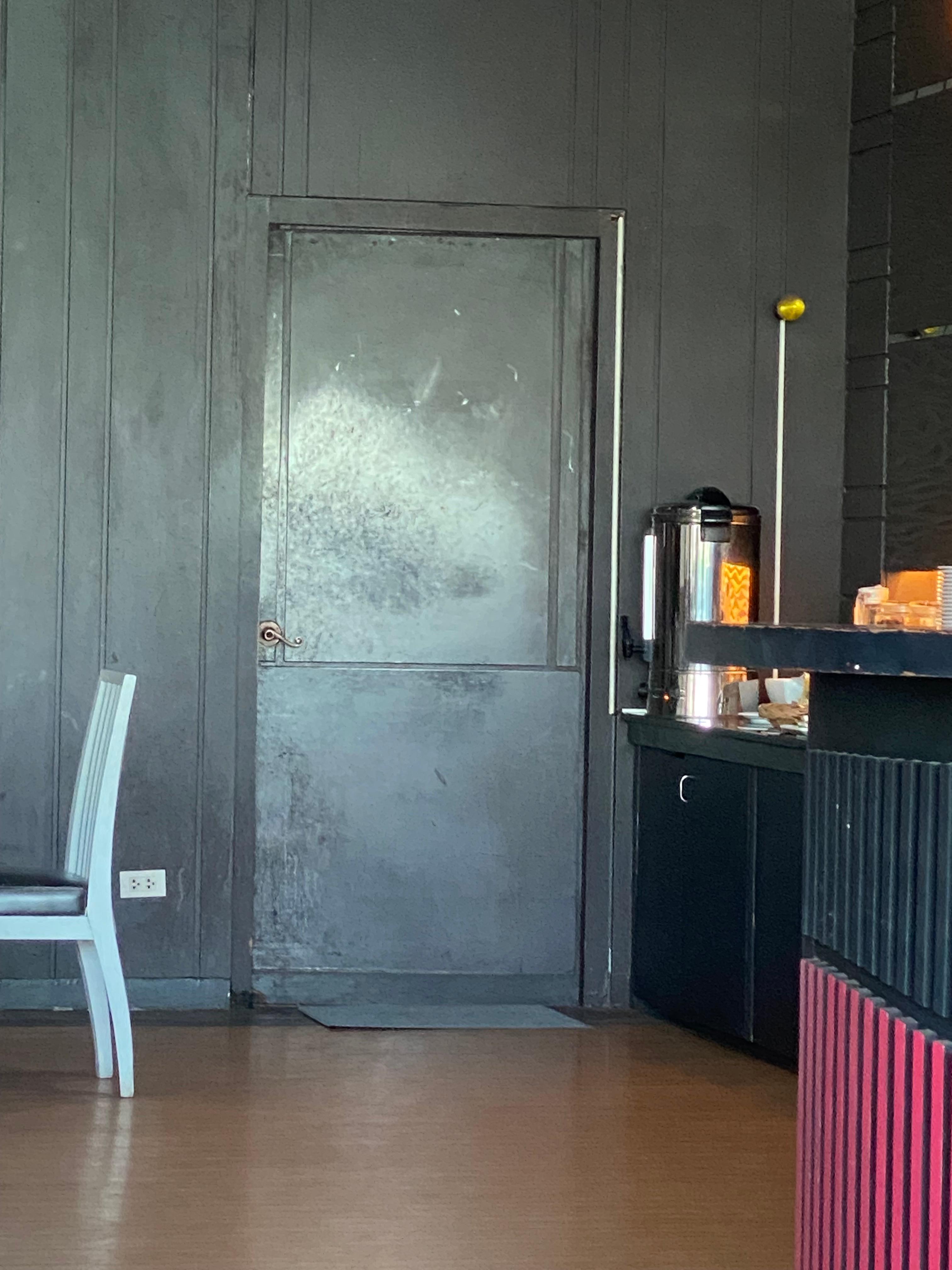 Première porte d’accès à la cuisine pour le personnel depuis la salle du petit dejeuner, pleine de graisse.