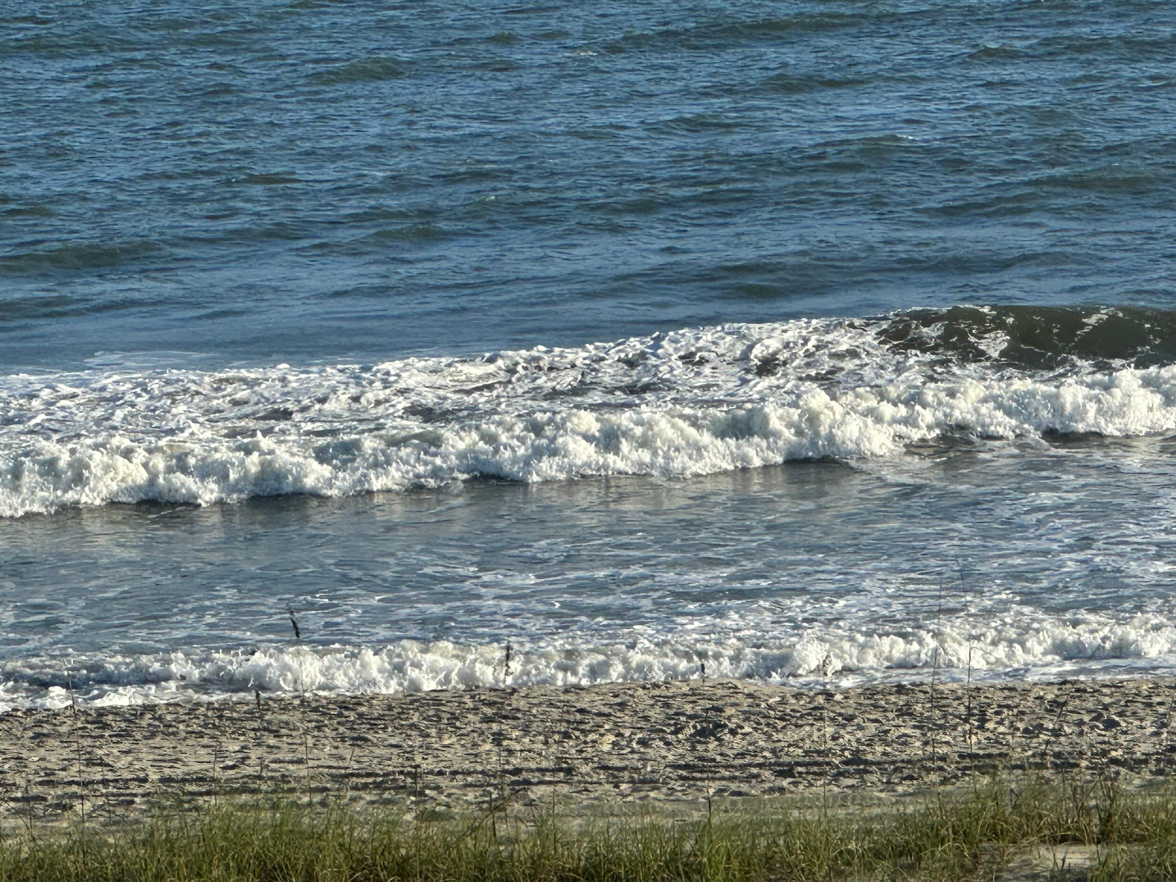 Beautiful sounds of waves crashing on surf