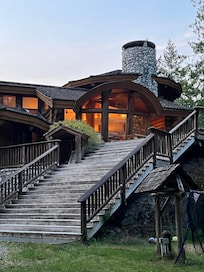 Beautiful & comfortable accommodations in the midst of forest & lakes!