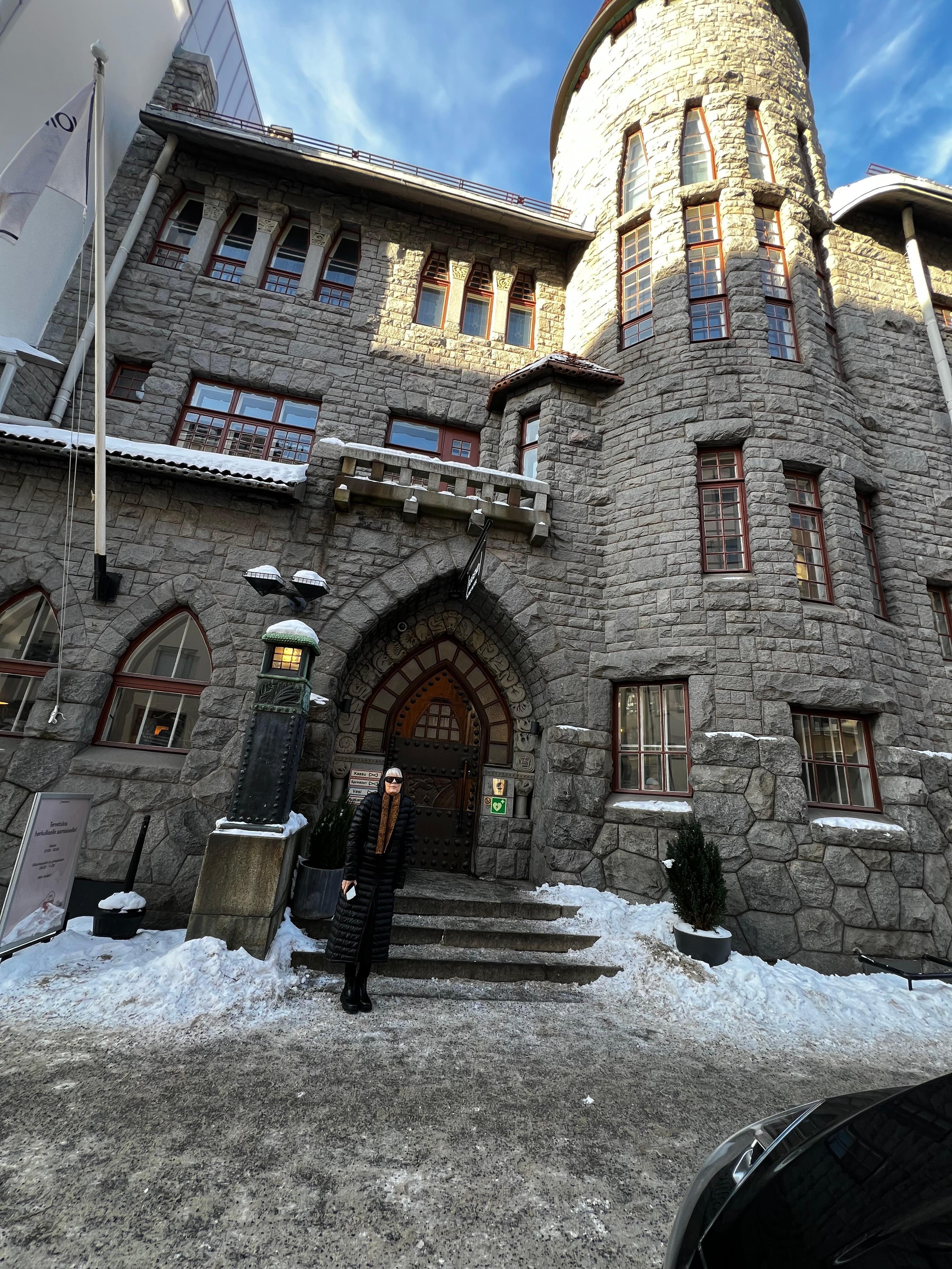 Front of the hotel and entrance 