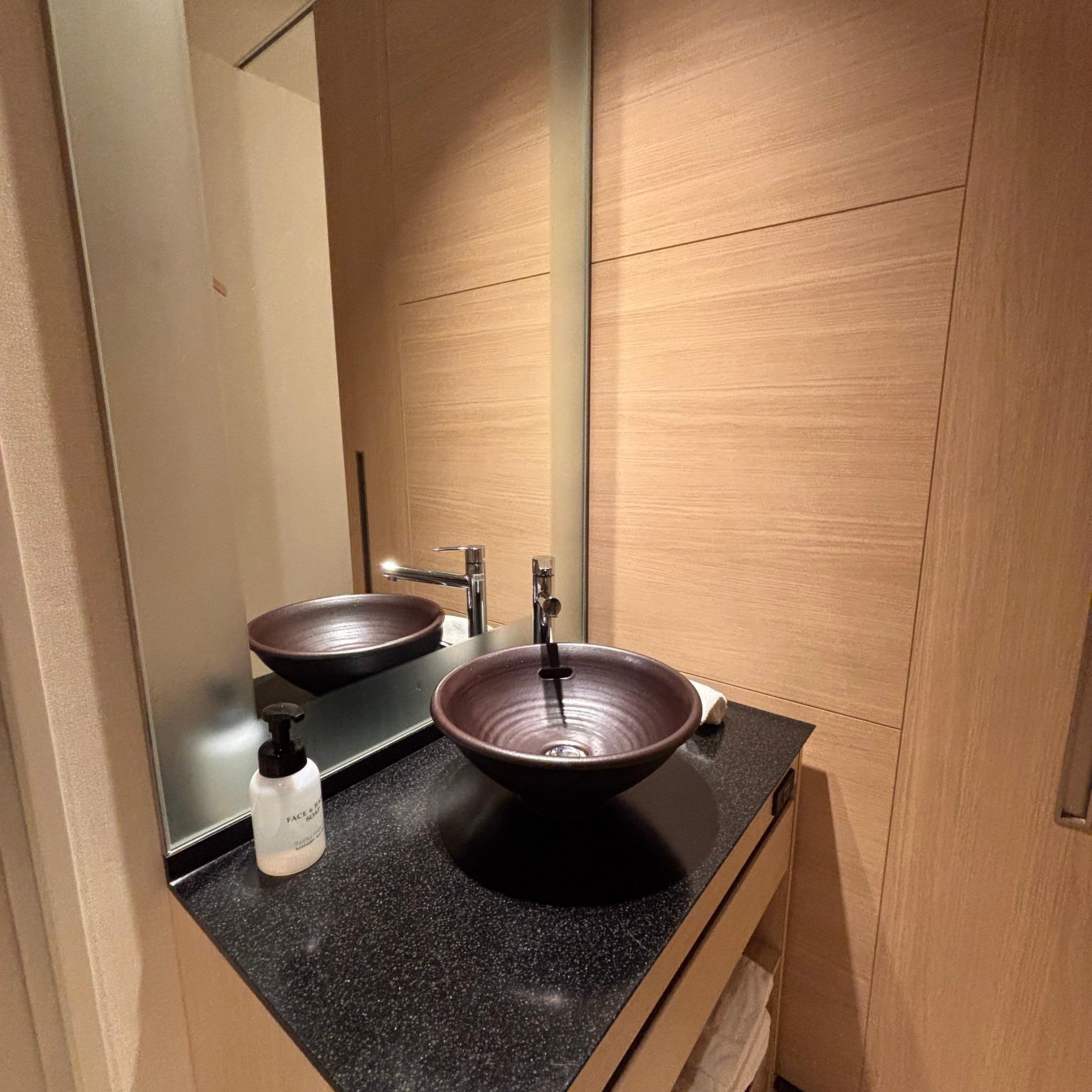 洗面所は小さすぎて顔を洗うのは難しい。