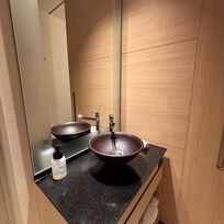 洗面所は小さすぎて顔を洗うのは難しい。