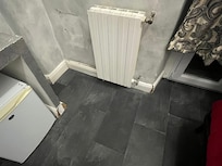 Zoccolo rotto e staccato. Ovunque fessure e accumulo sporco. Pavimento non sono mattonelle