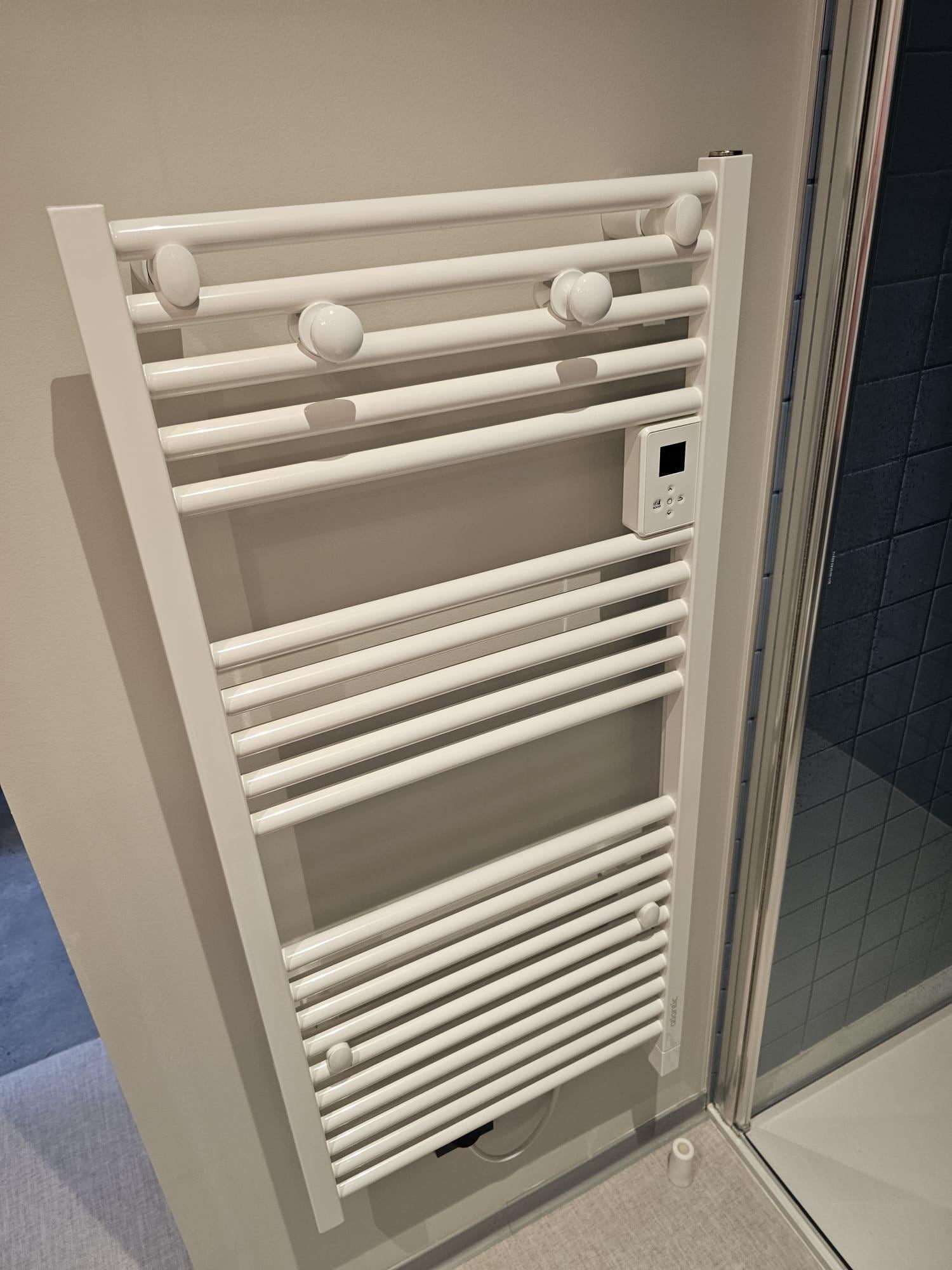 salle-de-bain : sèche serviettes en panne (ouverture automne 2024)