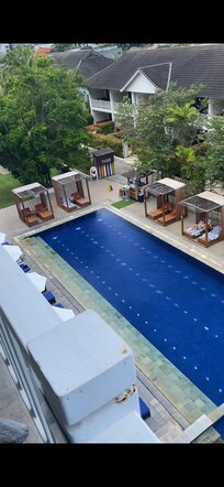 The room with the poolside cabana rental was amazing! You get drinks and food included!