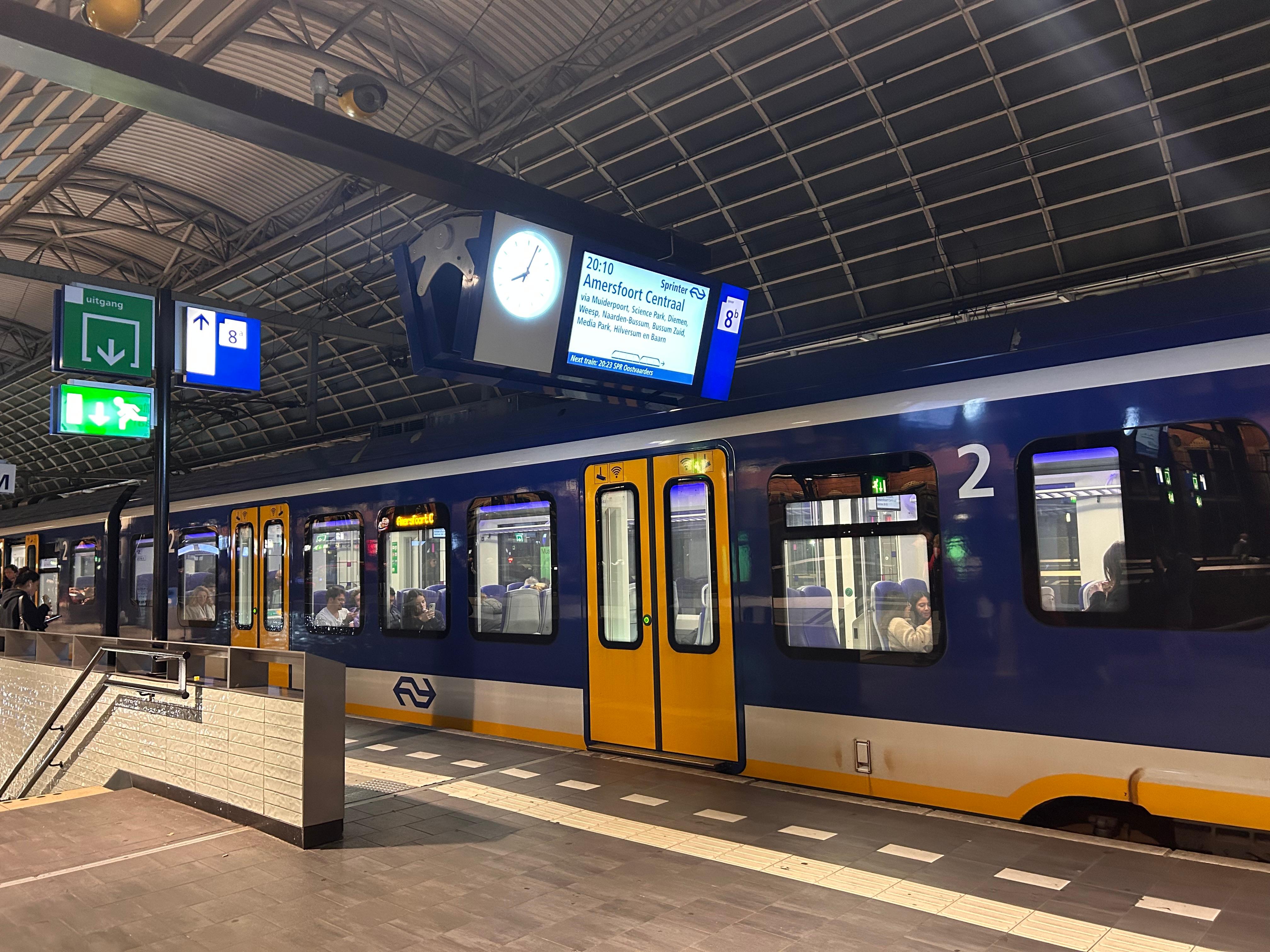 Amsterdam Centraal train platform