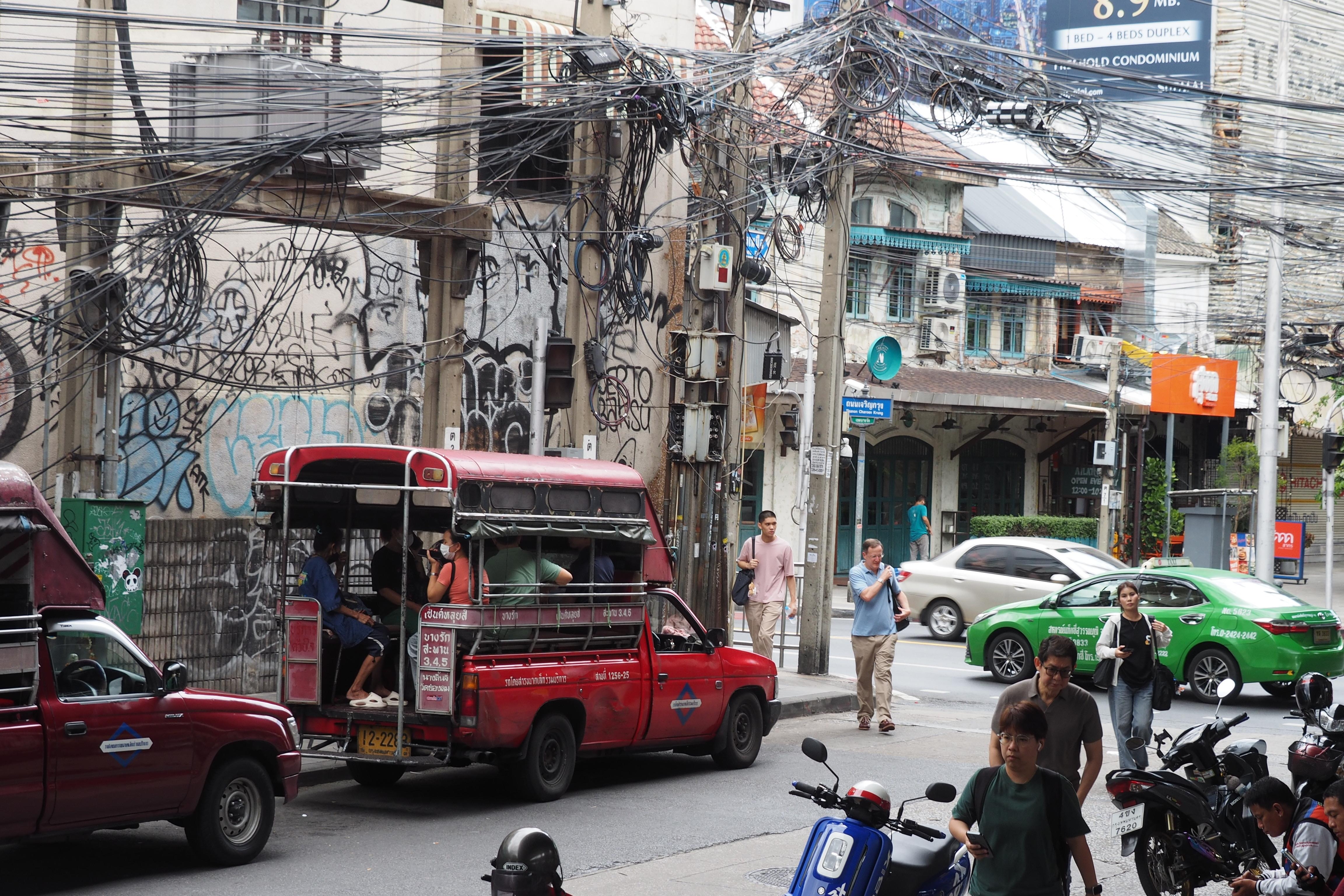 周辺、BTSサパーンタクシン駅の前