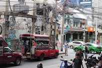 周辺、BTSサパーンタクシン駅の前