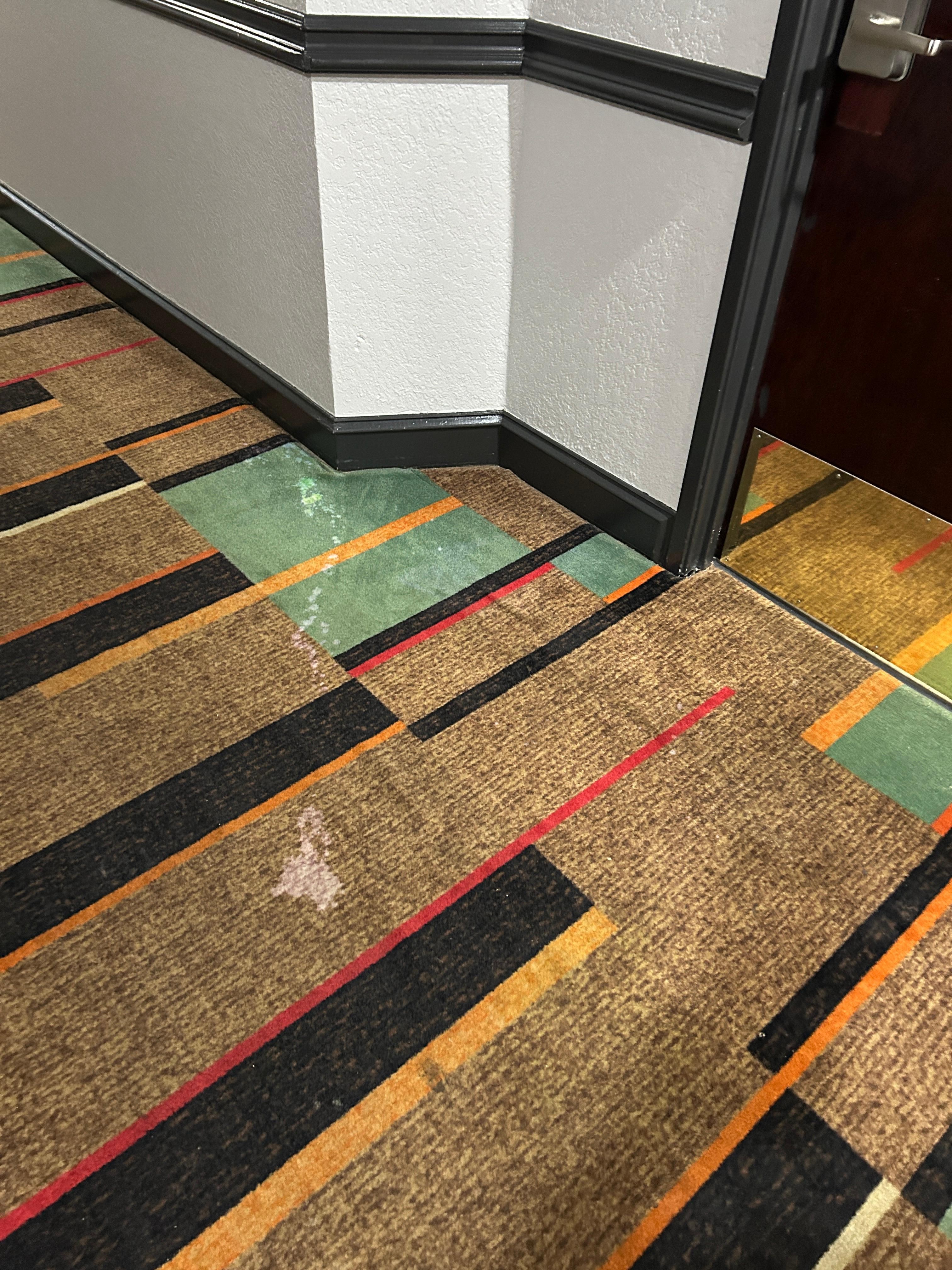 The nook in bathroom, does have pegs for shelves 🤷‍♀️