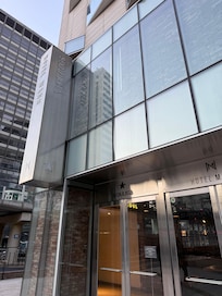 一階入口。フロントは二階です。ソウル路から直接入れます。