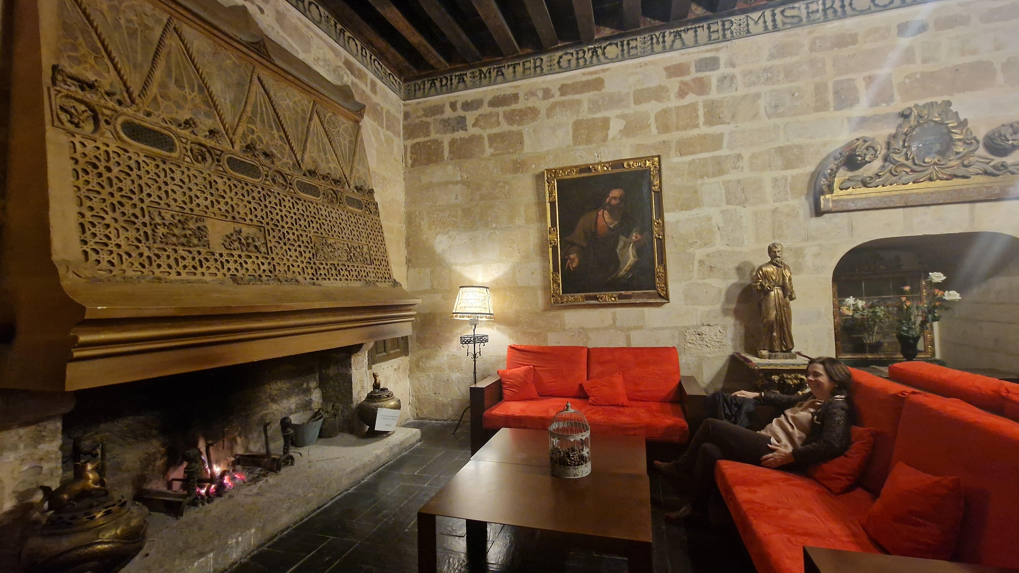 Magnífico salón con chimenea de leña.