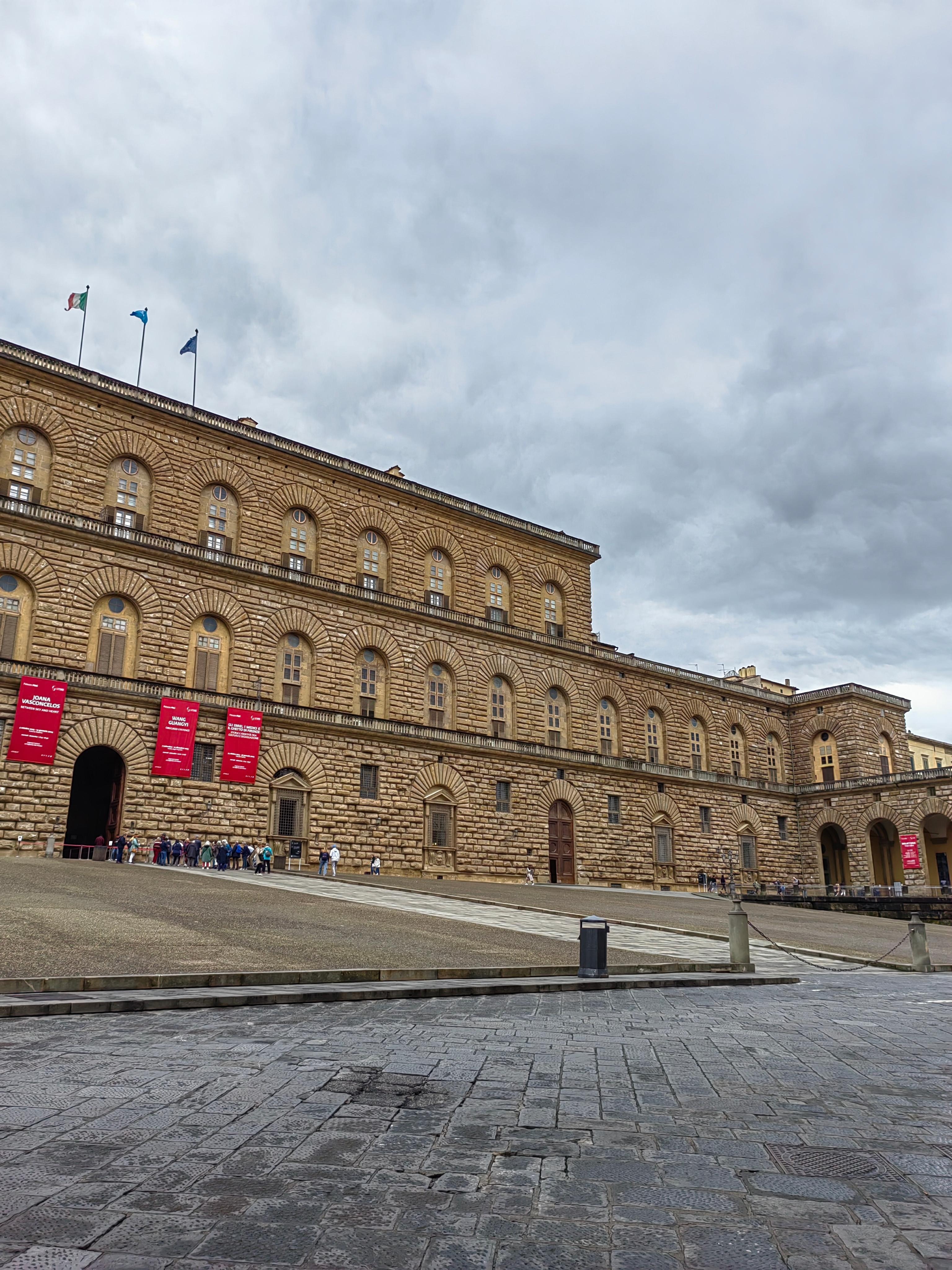 frente a museo y plaza Pitti
