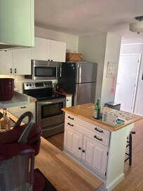 Beautiful and well stocked kitchen! Perfect for cooking & entertaining.