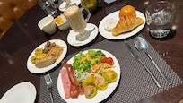 朝ごはんはレストランのブッフェ。