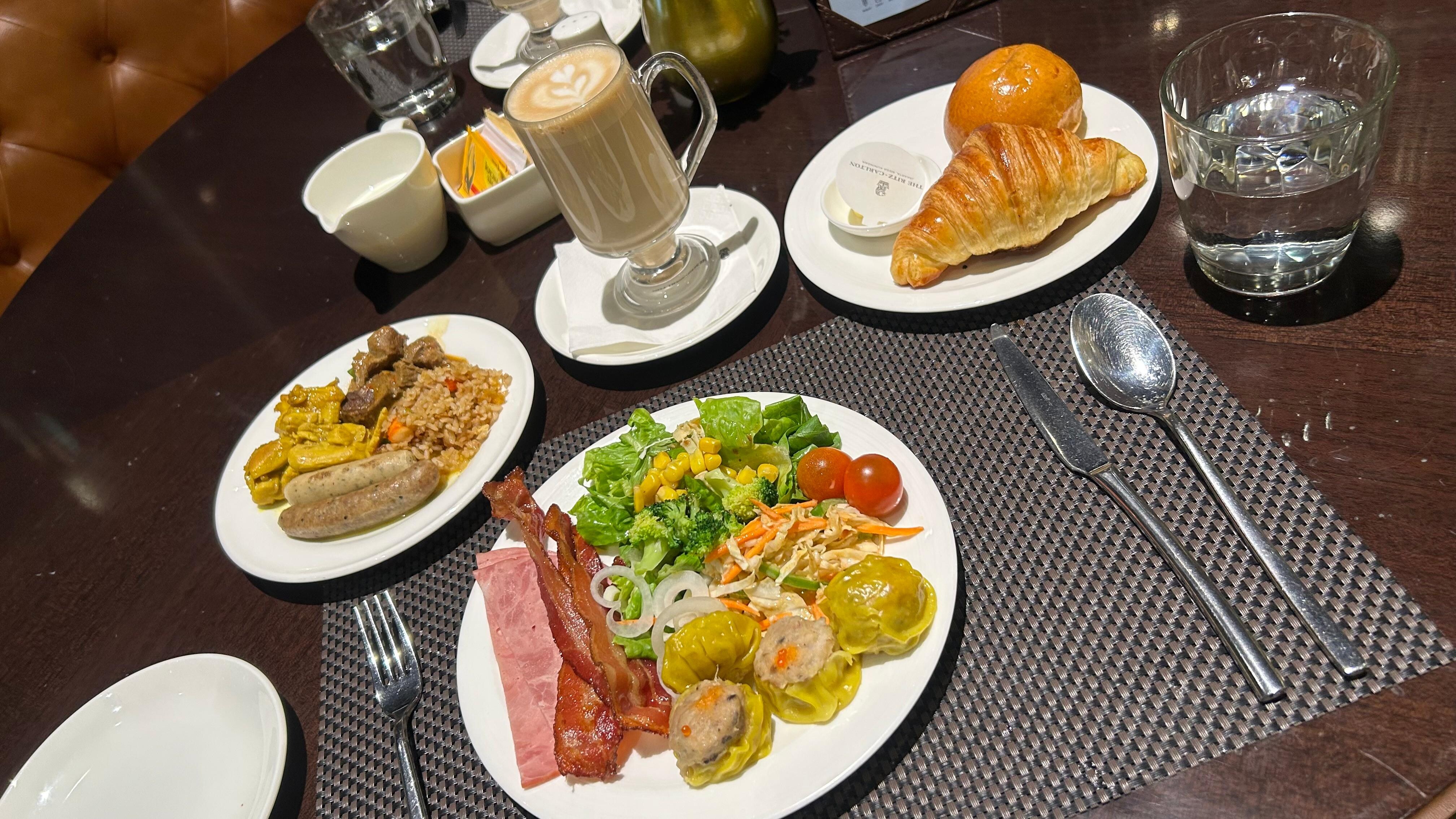 朝ごはんはレストランのブッフェ。