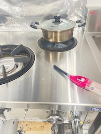 業務用キッチンで業務用コンロも使い放題でした!すごい!