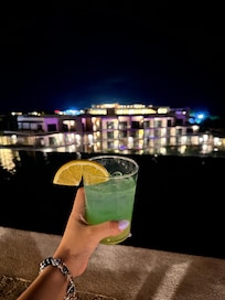 바 앞에 수영장이 있는데 어두워서 그냥 비치체어에서 한잔 마셨어요.