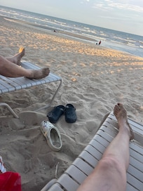 Tienen muebles de playa para relajarse y descansar.
