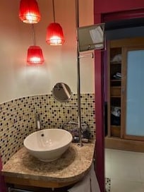 Salle de bain avec deux accès