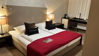 Kamer met ruim bed en werkplek.