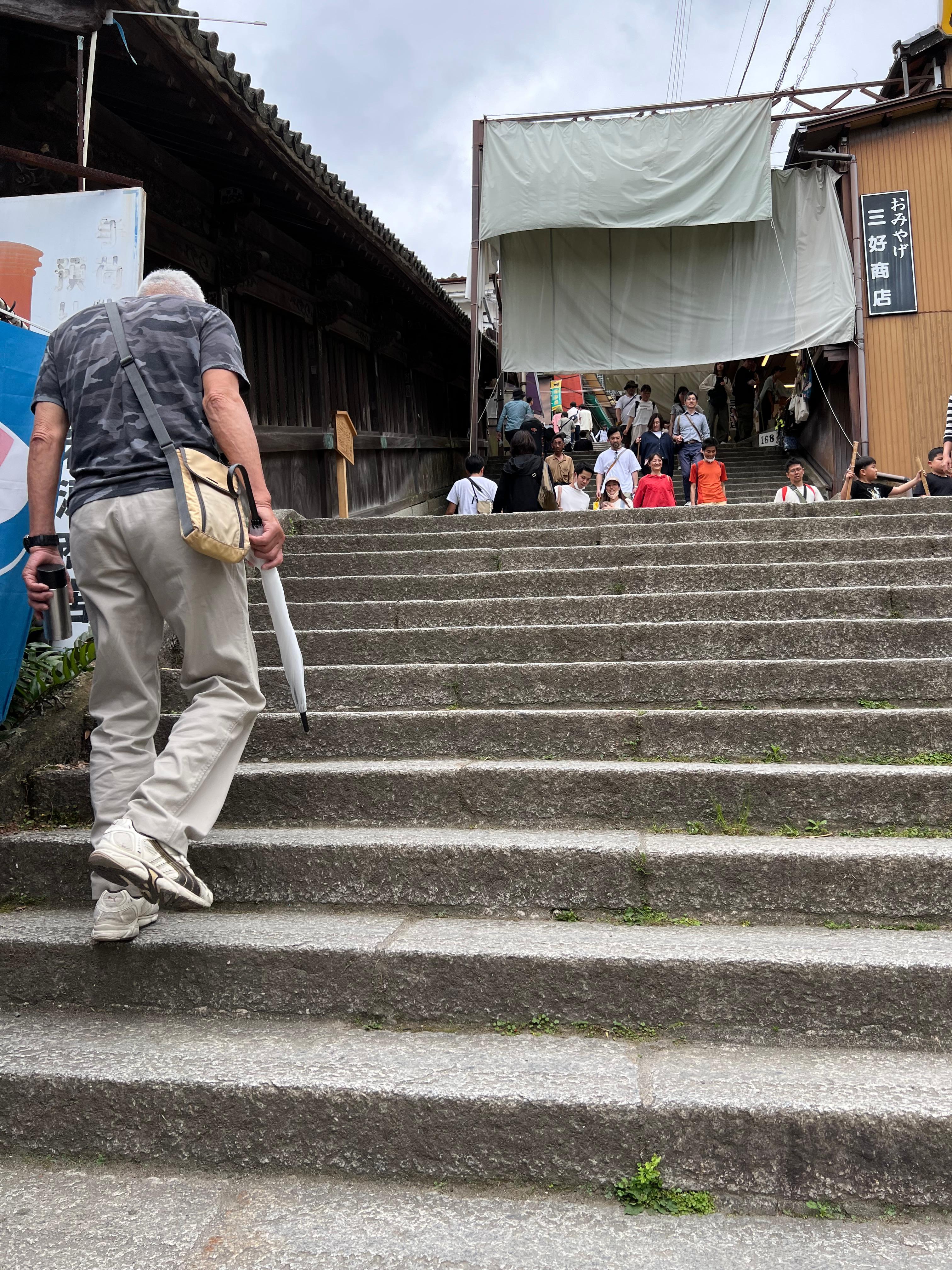 60年程前に修学旅行で行った思い出の金比羅さんに来ました。もっと広い階段だとぉもったのは、子供の目線でした。785段すいすいと登りました。