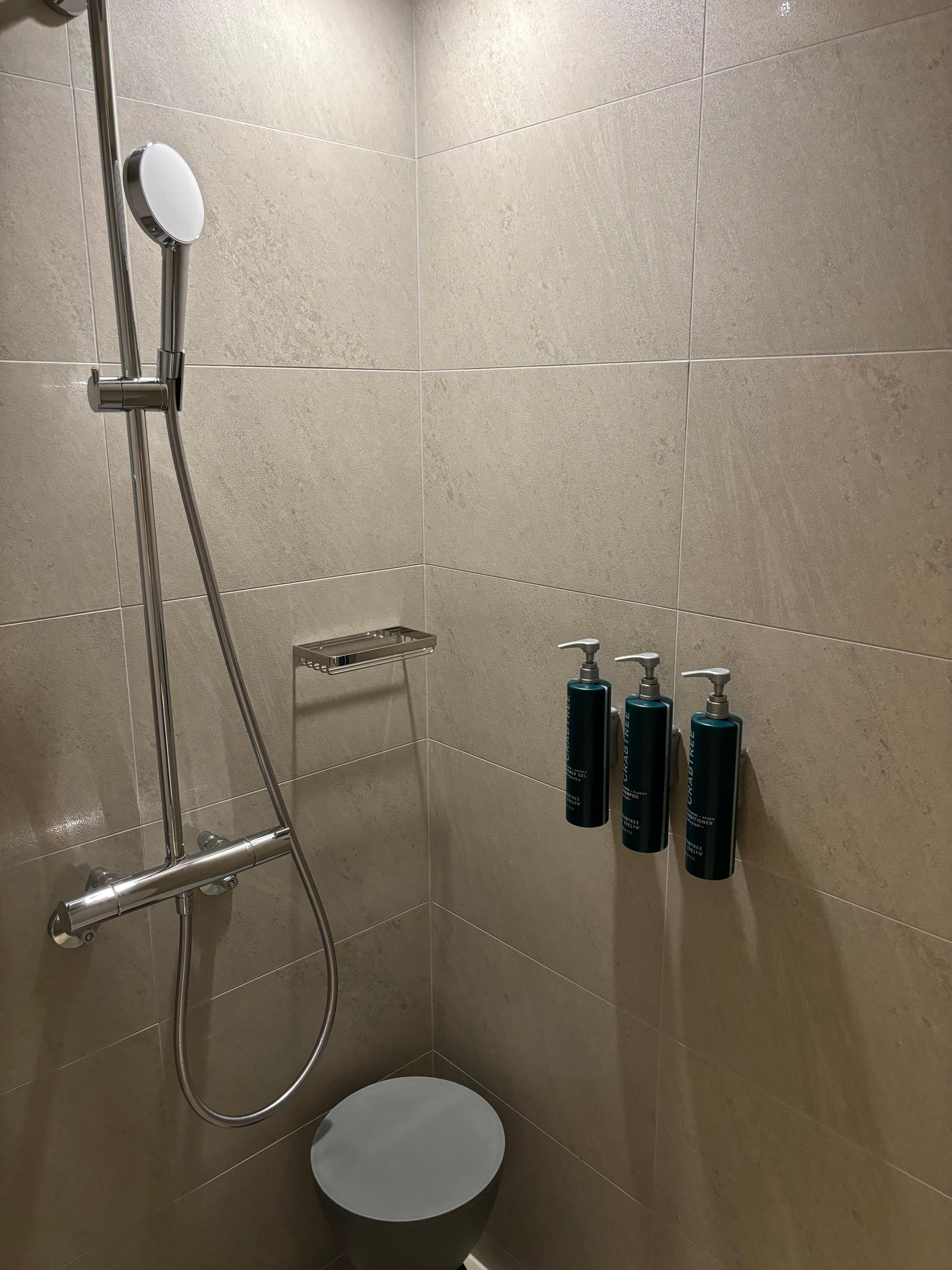 浴室，只有花灑，但空間大