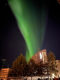 Nordlys som strømmet over hotellet, gjorde denne kvelden.