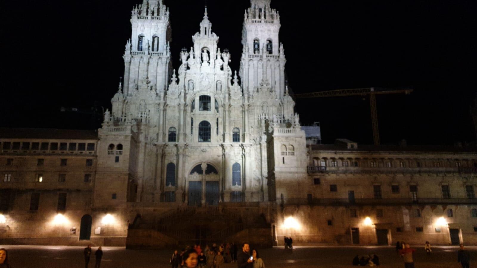 La Cattedrale di sera nell'occasione di una festa in piazza con amici di diversa provenienza