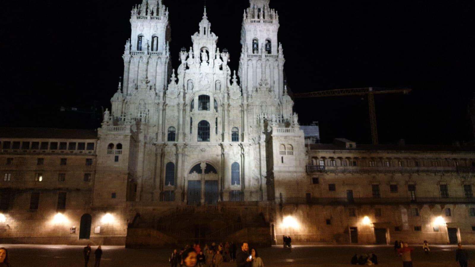 La Cattedrale di sera nell'occasione di una festa in piazza con amici di diversa provenienza 