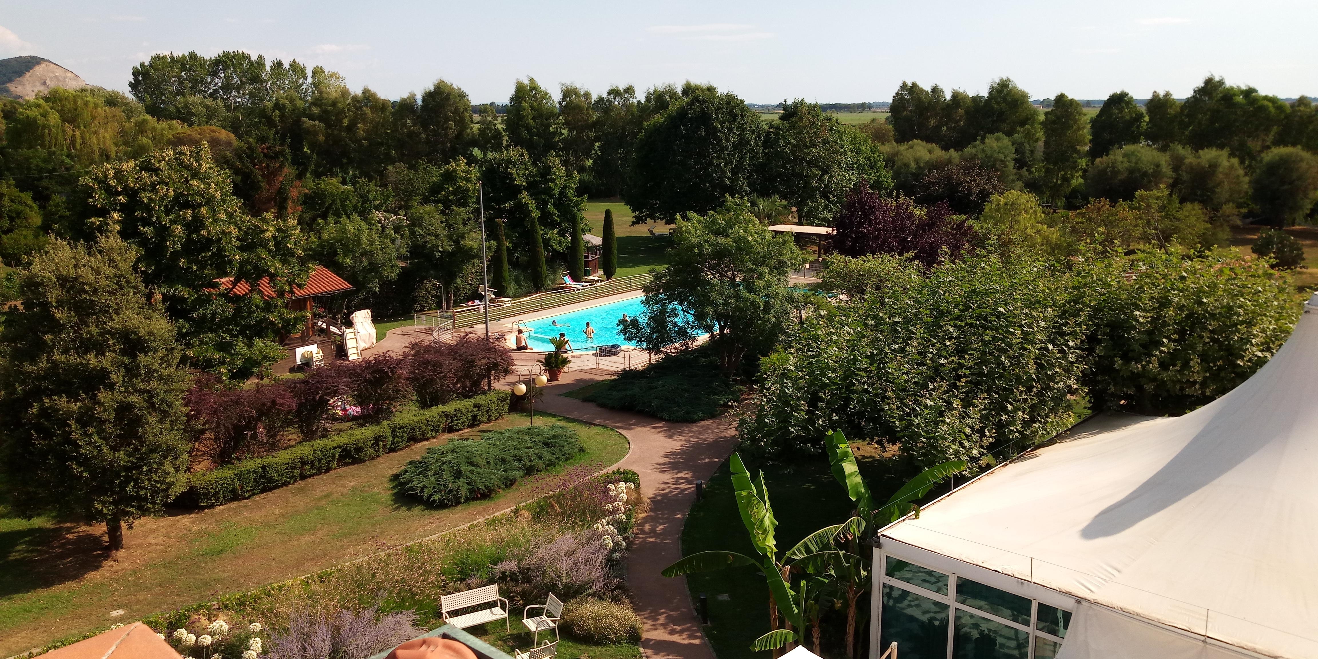 Parco con piscina e gazebo per colazioni