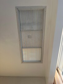 La planche en métal dans la chambre qui donne de la lumière sur l’extérieur
