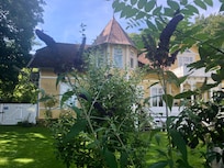 Del av fasaden från en av uteplatserna.