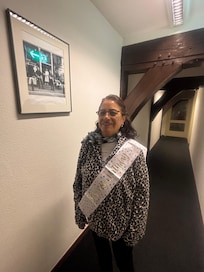 En el pasillo de los cuarto del hotel. Celebramos el cumpleaños de nuestra mamá.