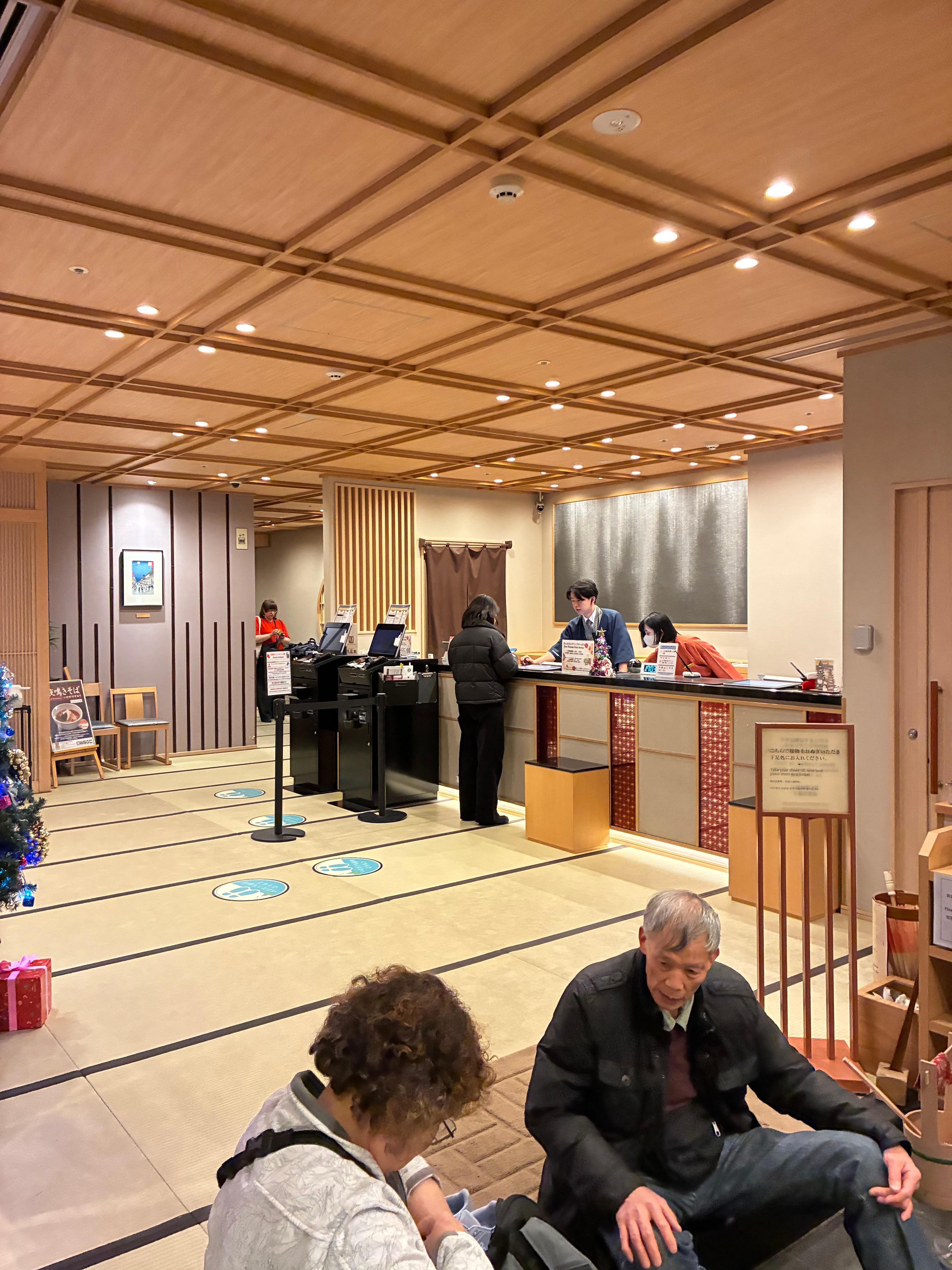 酒店大堂，入門口就要脫鞋子了