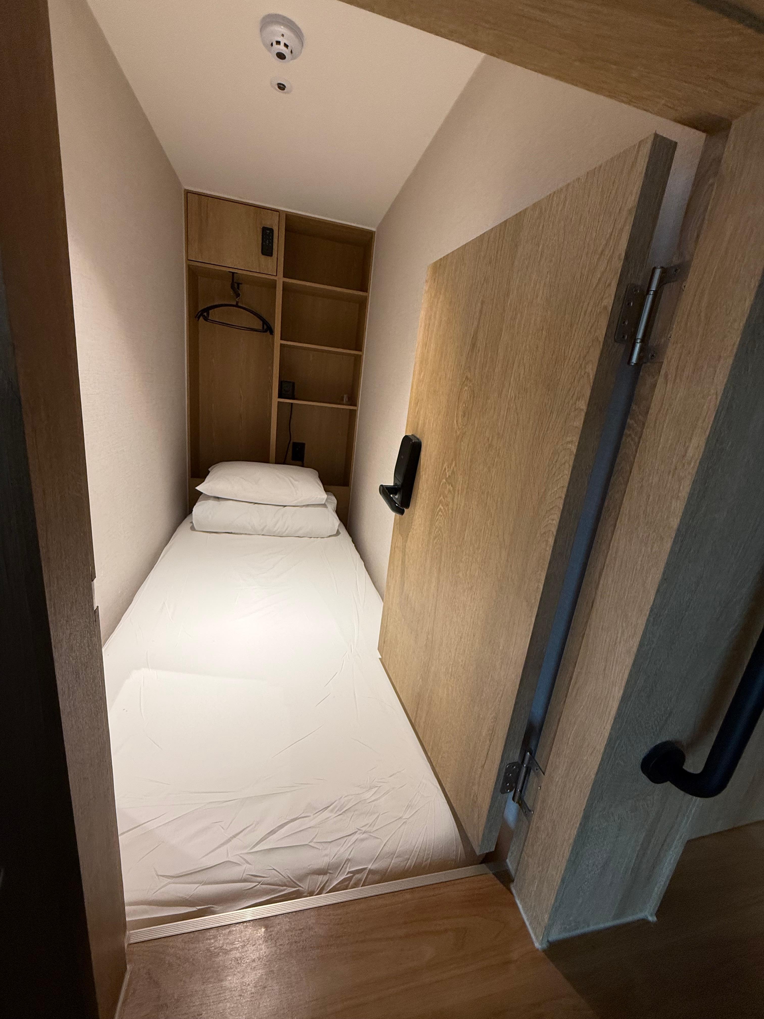 棚や金庫も揃っていて、連泊に向いている。