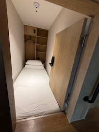 棚や金庫も揃っていて、連泊に向いている。