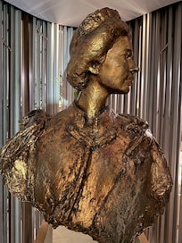 Queen’s Grill restaurant entrance has this remarkable bust of the last Queen