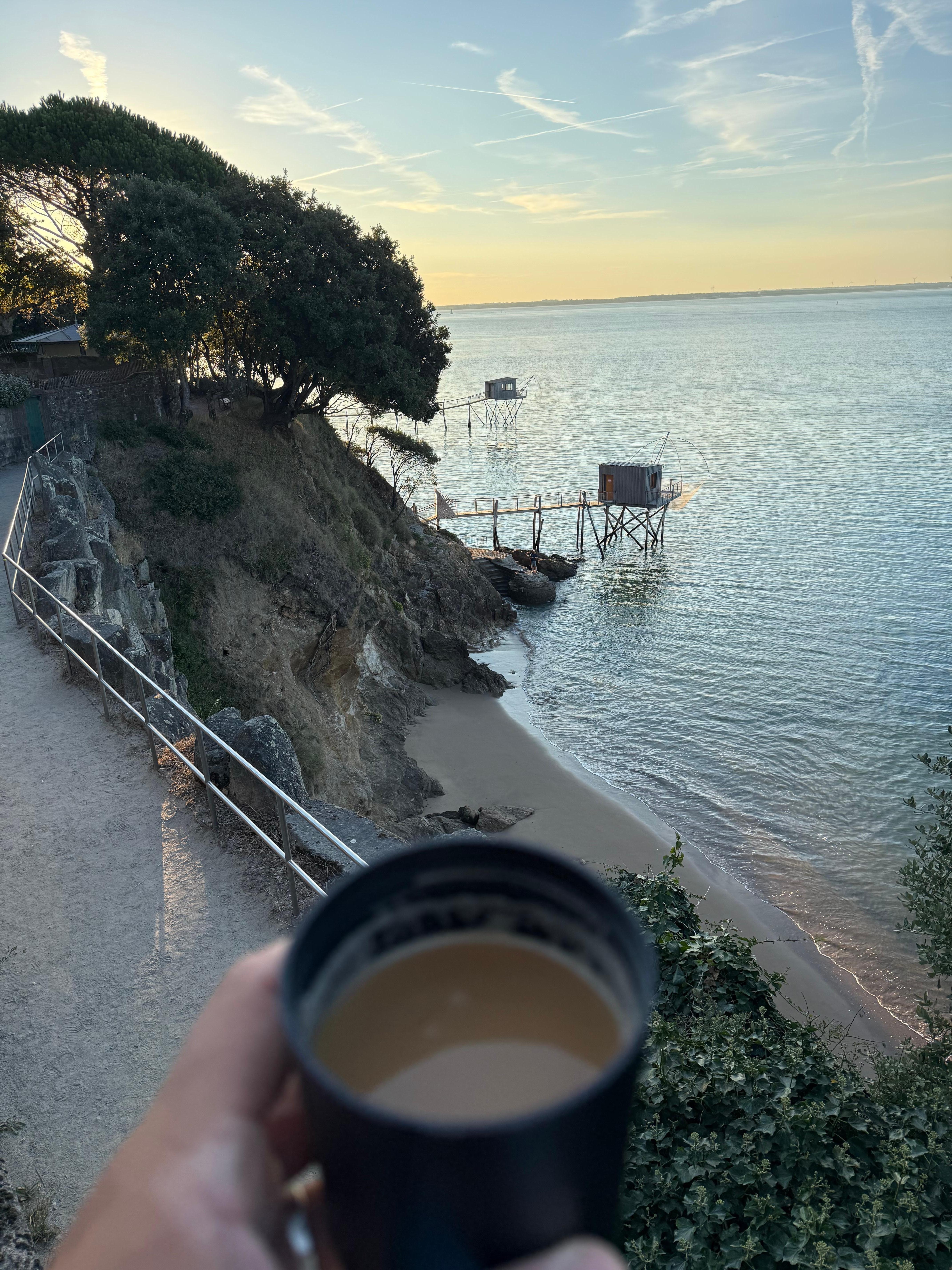 Morgen Kaffee am Meer vom Balkon