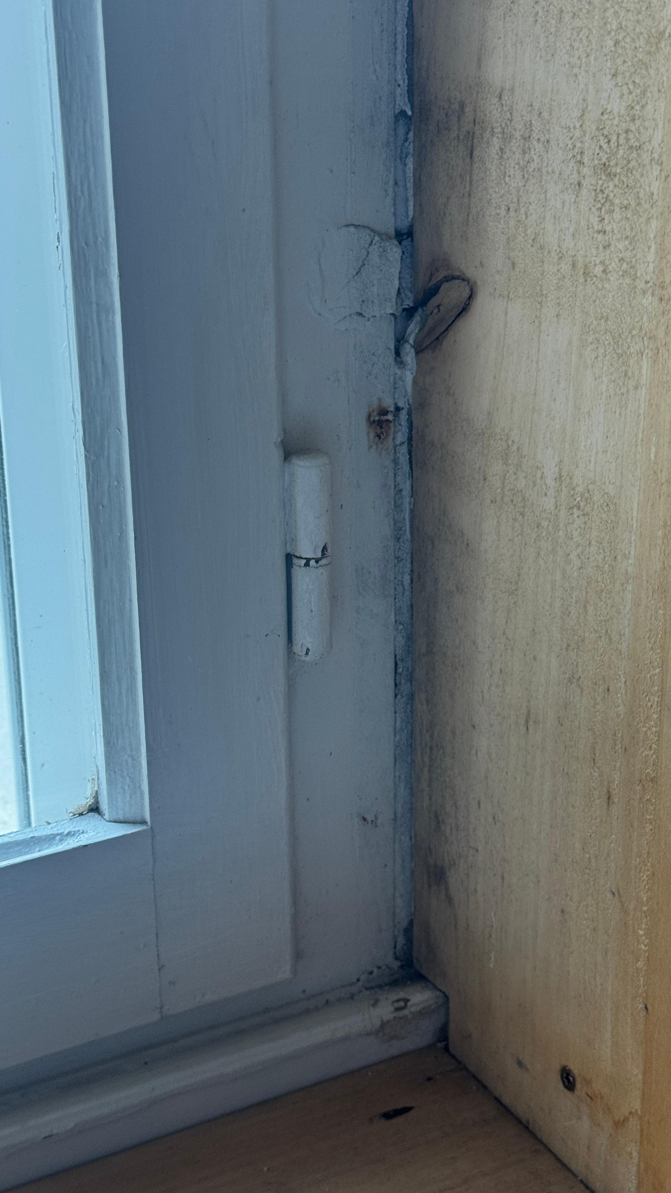 Fenêtres simples vitrages peinture attaquée par l’humidité 