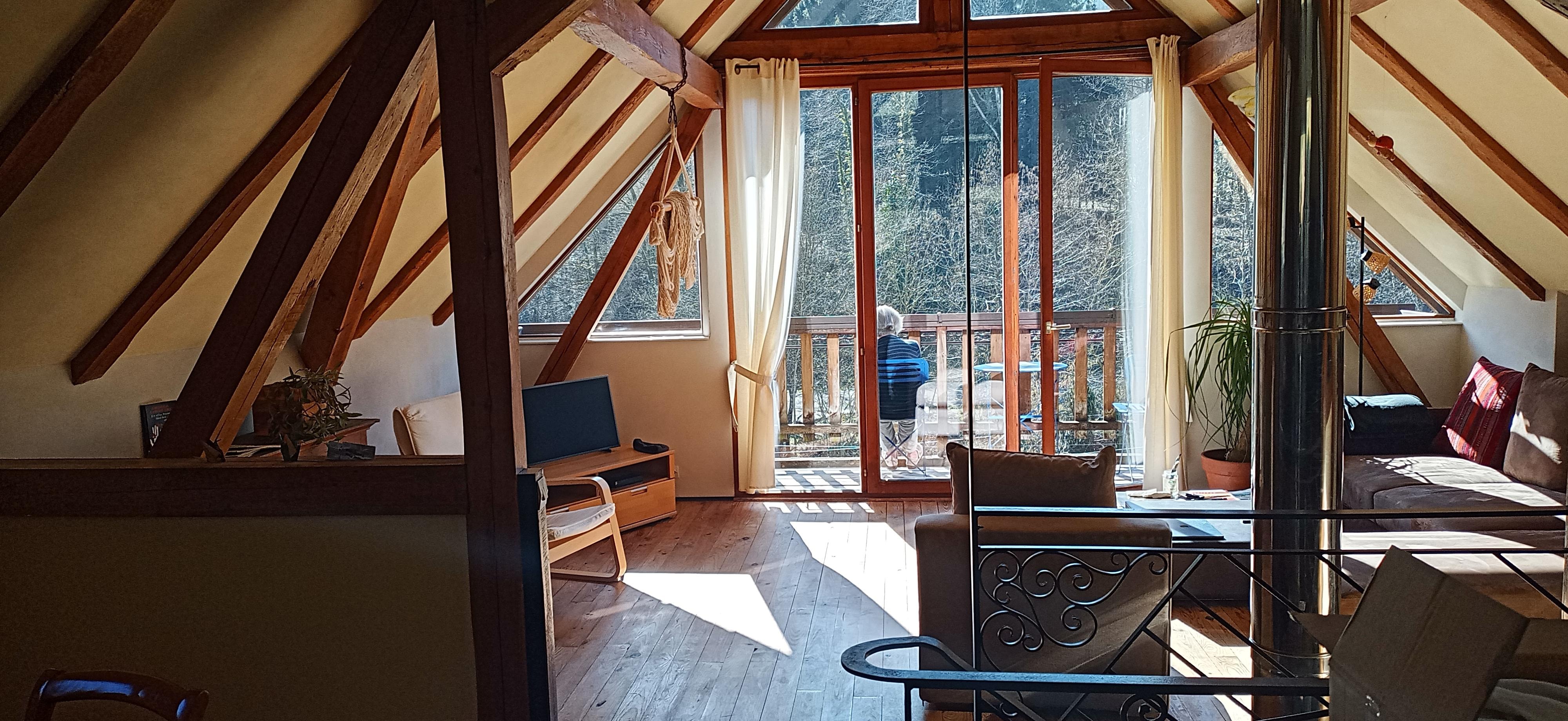 À l'intérieur, c'est lumineux et accueillant, et à l'extérieur, depuis le balcon, on bénéficie d'une vue fantastique sur les monts Vosges.