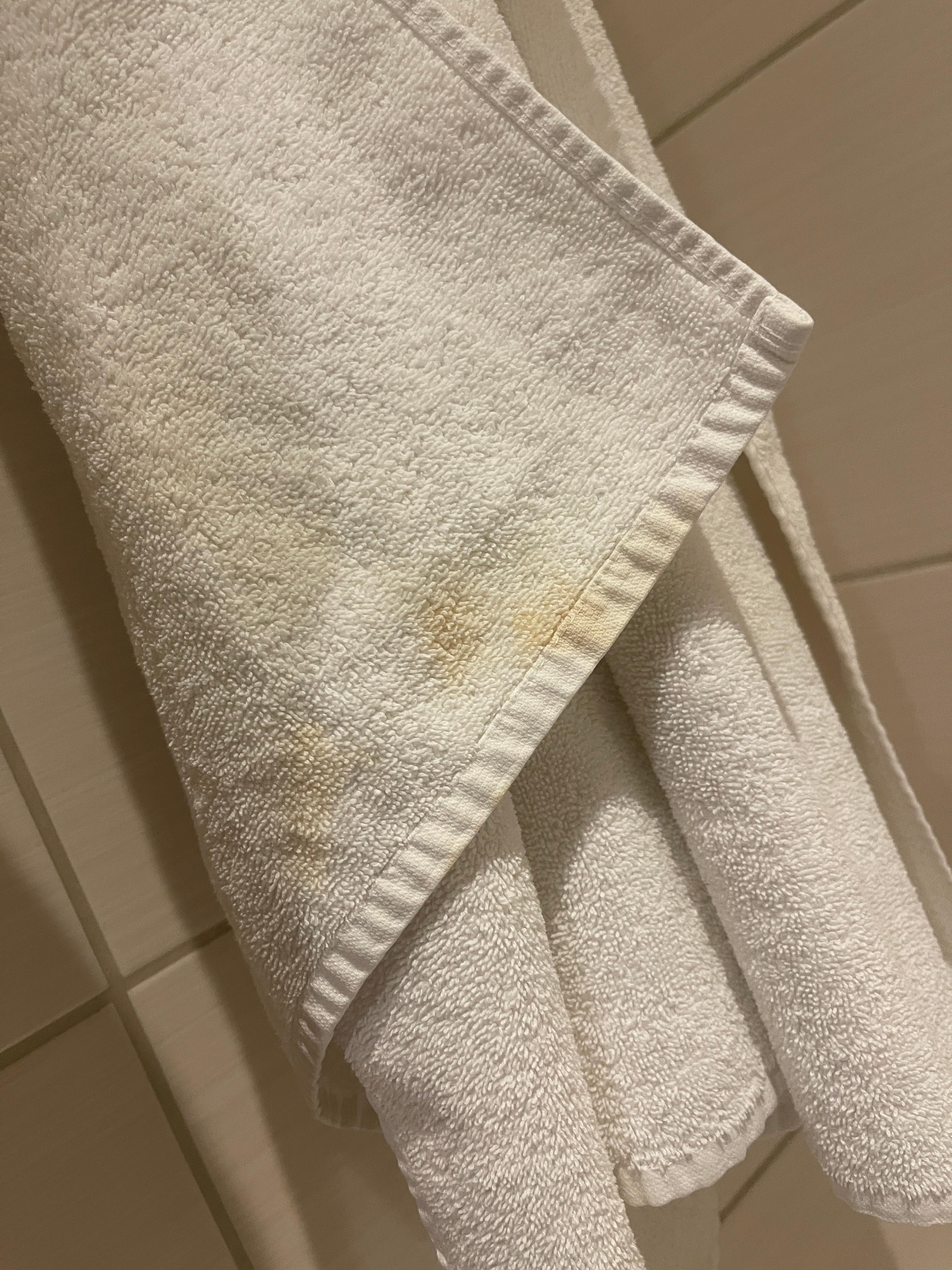 Dirty and stained towel provided in the room. Not clean, not hygienic, and very low quality. Absolutely unacceptable for a hotel claiming to be five-star.