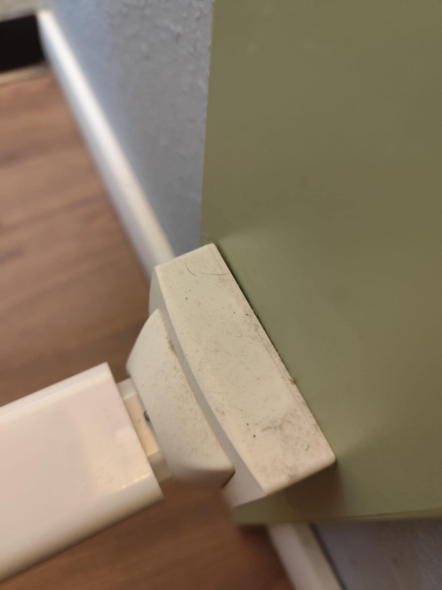 Vu la quantité de poussière et saleté sur la prise.... Il vaut mieux ne pas vérifier le reste....